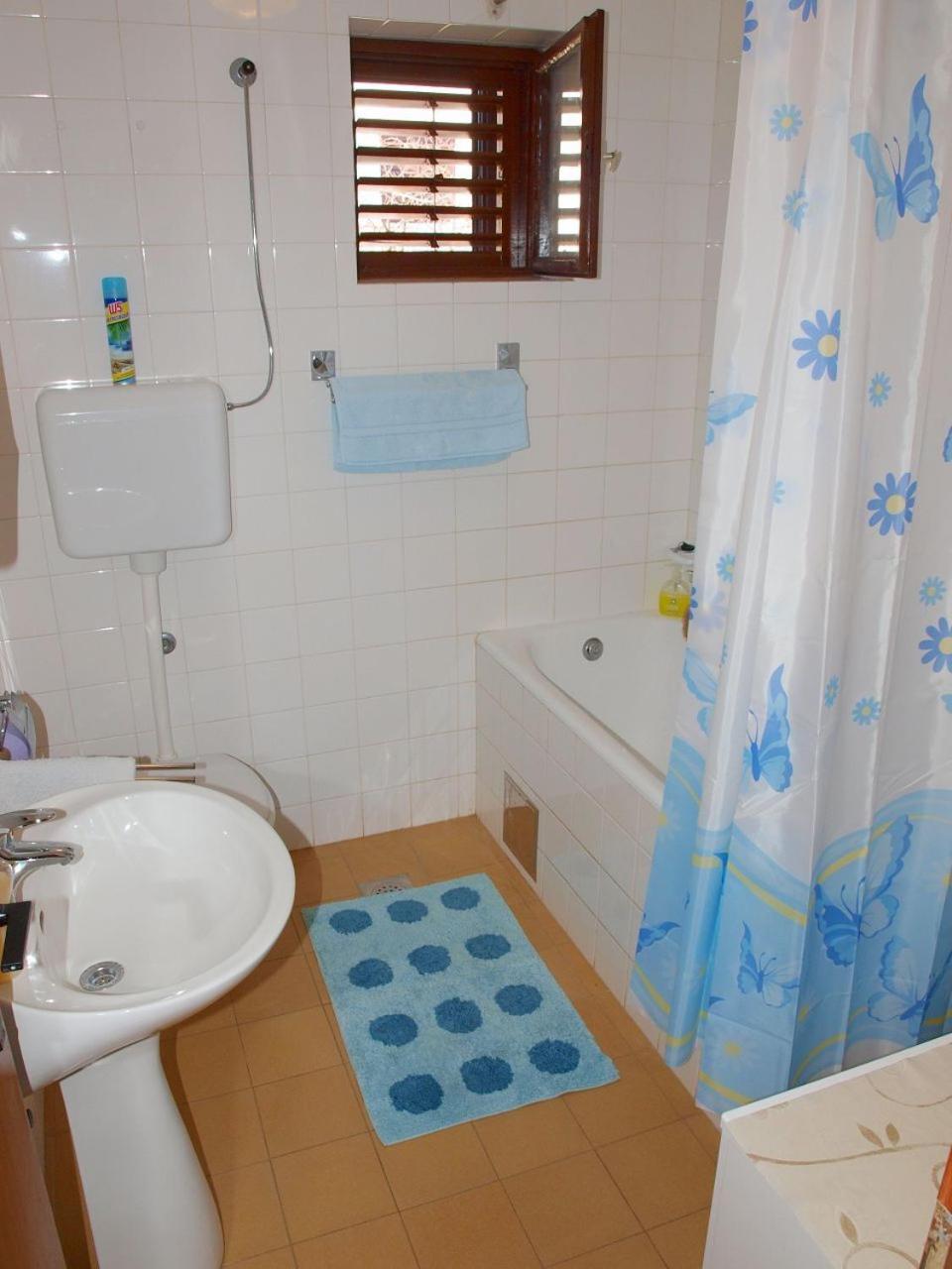 Apartments Mirja - 100M From The Beach & Parking Trogir Bagian luar foto